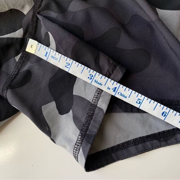 Athleta Camo Printed Running Shorts Size Small Black Gray - Picture 6 of 6